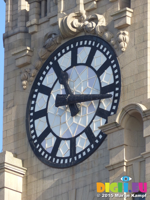 FZ024050 Clock face on Royal Liver Building, Liverpool